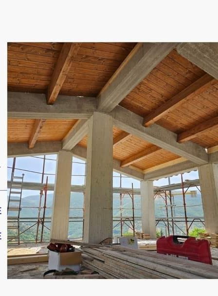 Copertura in legno su struttura in cemento armato in un cantiere dello studio