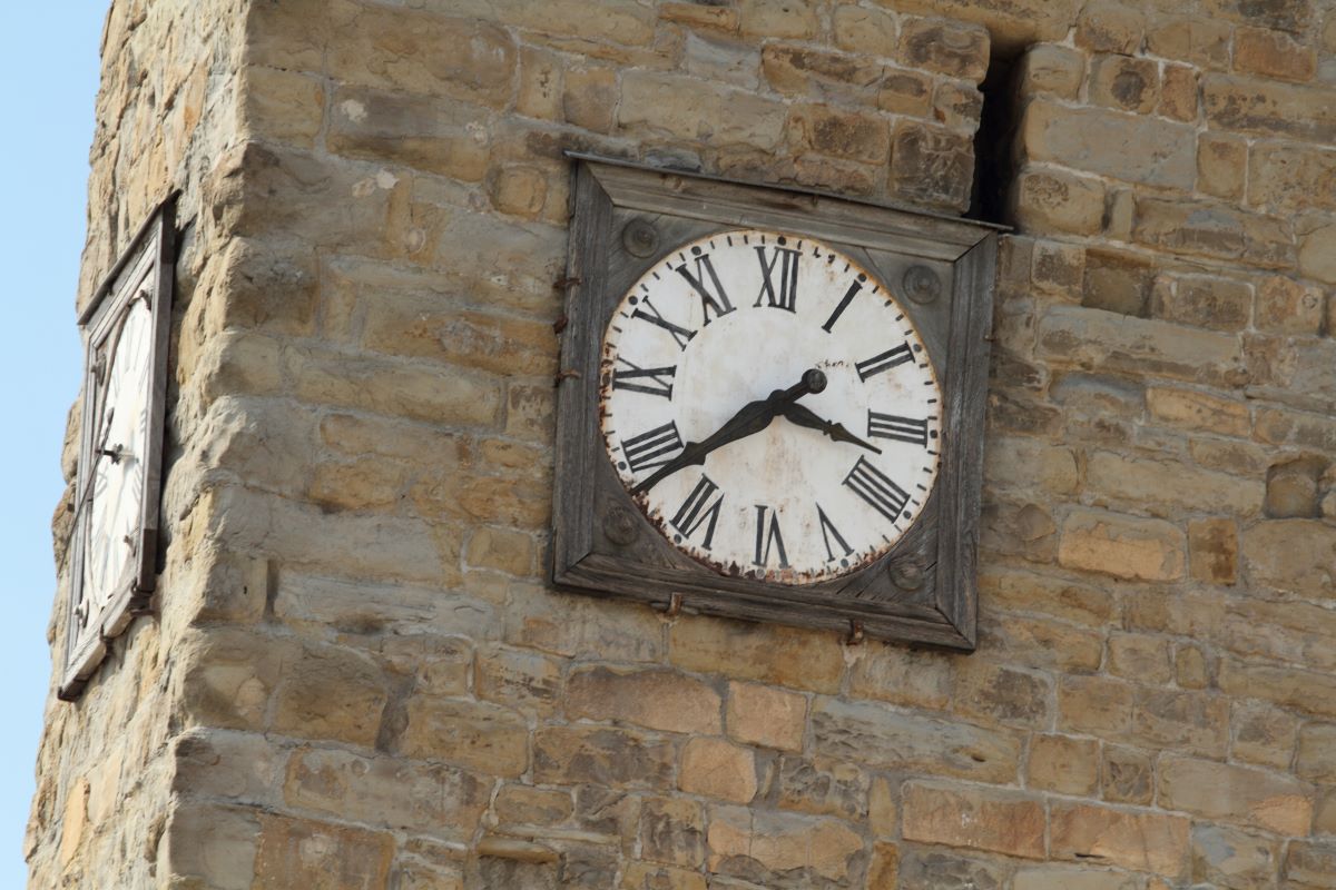 L'orologio della torre civica di Amatrice, fermo all'ora del sisma