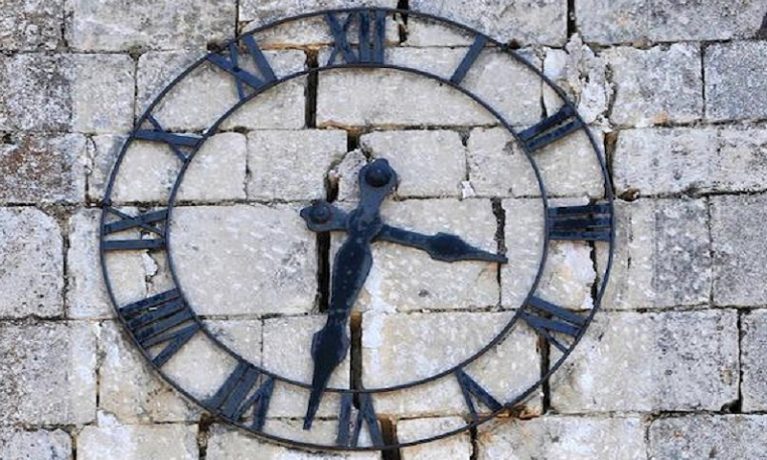 L'orologio della torre civica dell'Aquila