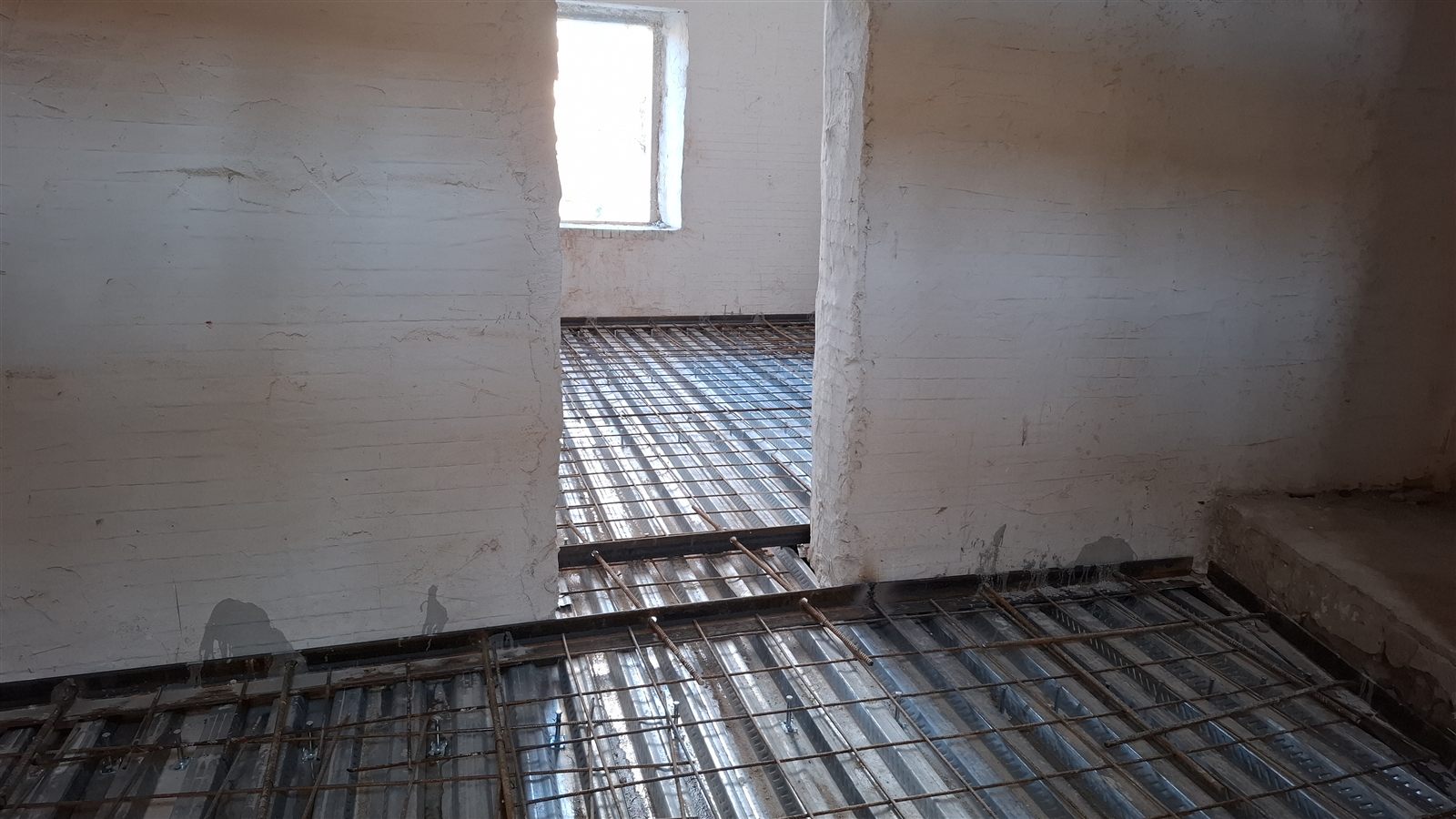 Solaio in lamiera grecata con armatura in un edificio in muratura durante il consolidamento